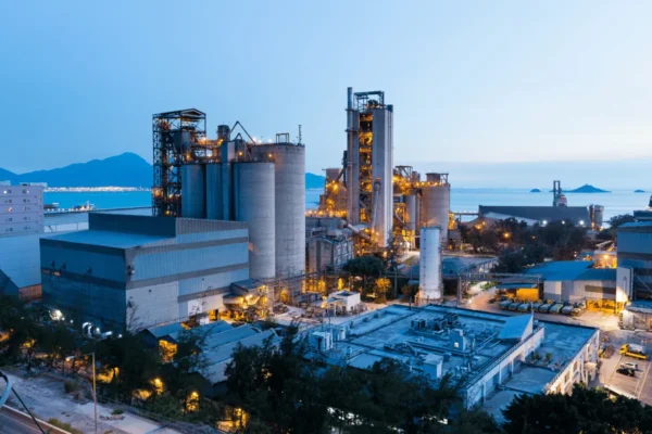 industrial-facility-factory.webp ทัศนียภาพโรงงานใกล้ทะเล ประกอบบทความการตรวจประเมิน SMETA สำหรับซัพพลายเออร์ภาคการผลิต